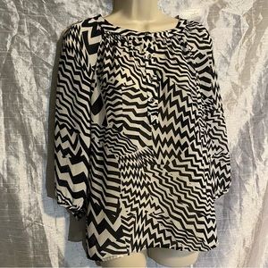 Banana Republic crepe zig zag top SZ XS GUC Button front and cuffs, light